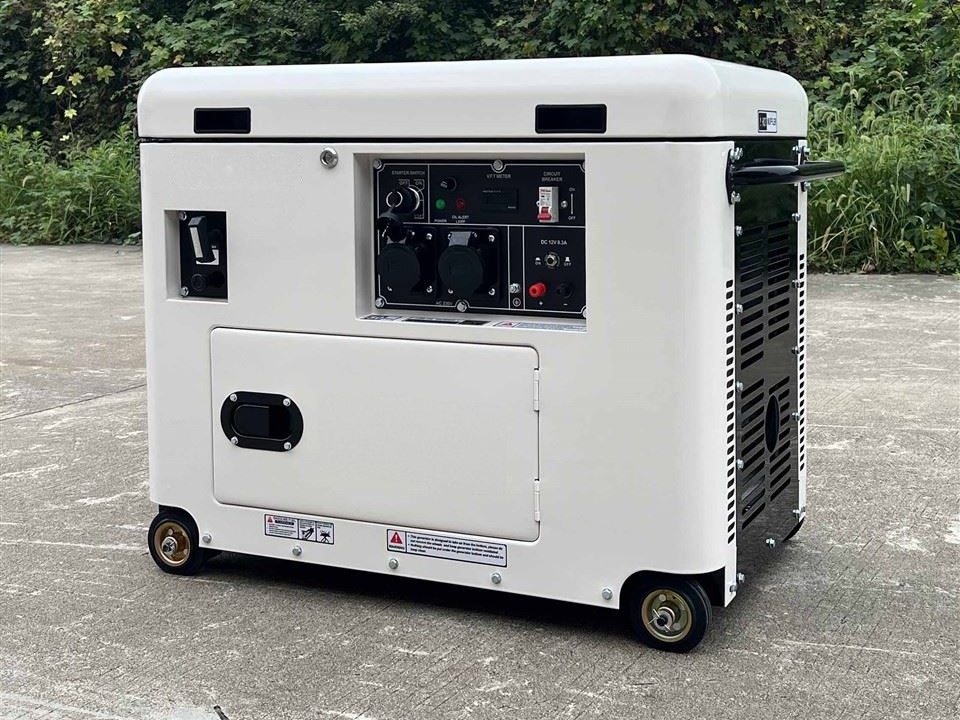 GB-13000 — 10 кВт · кожух на раме, три топлива, кожух на раме серии GB: на площадке