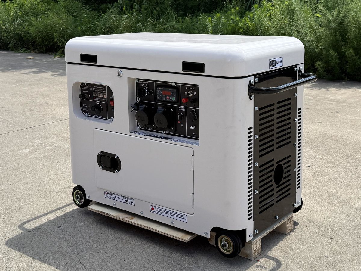 GB-6500 — 5 кВт · кожух на раме, бензин и газ, кожух на раме серии GB: три четверти на бетонной площадке