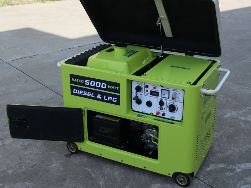 GD-6500 — 5 кВт · кожух, дизель + пропан, с открытыми крышкой и дверцей: двигатель и бак