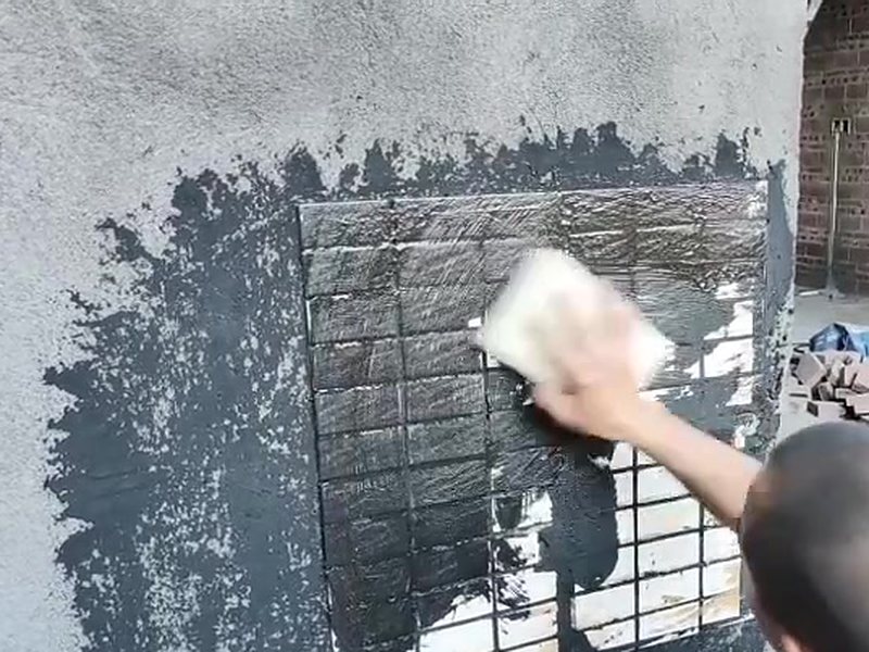 Клей и затирка 2 в 1 для плитки наружных стен — кадр из ролика монтажа производителя