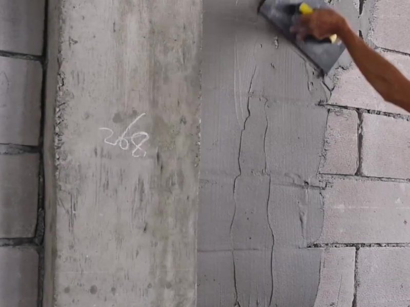 Выравнивающая смесь для стен и потолков — кадр из ролика монтажа производителя