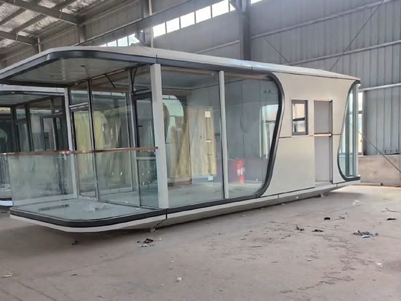 SC-02 — Капсула 11,5 м со световым люком, фото длинной капсулы в цеху