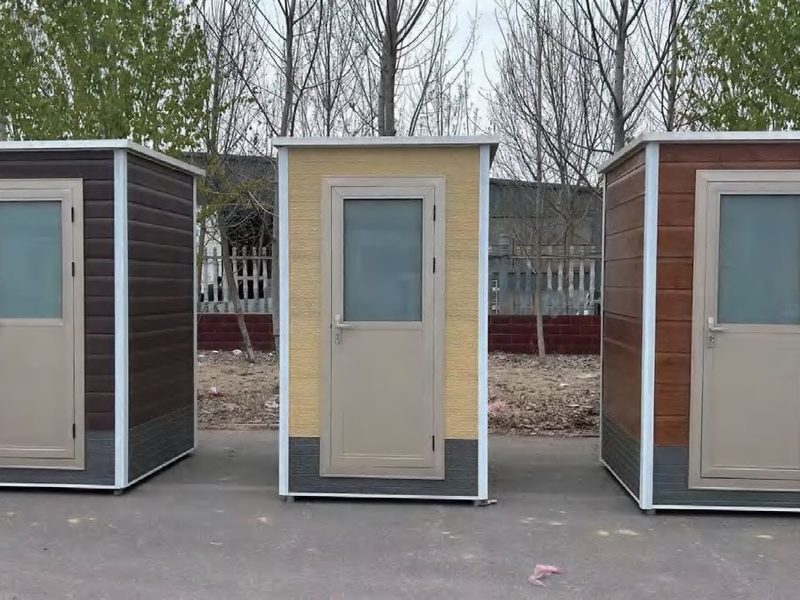WC-01 — Мобильный туалет среднего класса, три кабины среднего класса в ряд