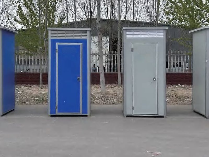 WC-03 — Мобильный туалет из цветной стали, две кабины из цветной стали: синяя и серая