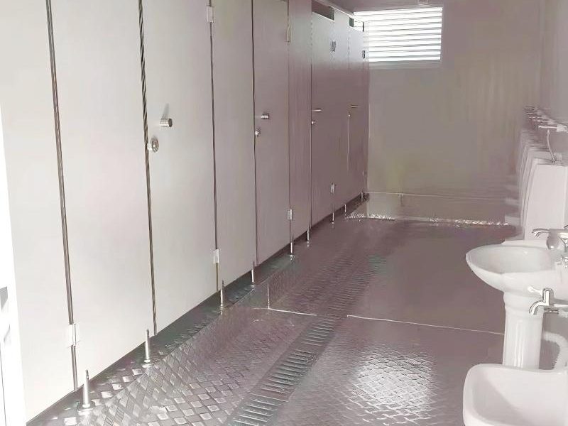 WC-06 — Санитарный контейнер-модуль на несколько кабин, санитарный блок внутри: ряд кабин с умывальниками