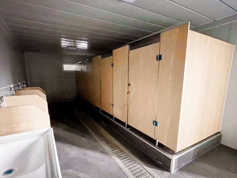 WC-06 — Санитарный контейнер-модуль на несколько кабин, модуль с отделкой под дерево