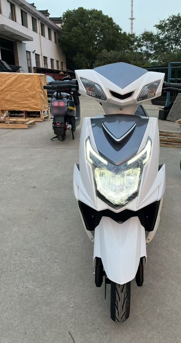 Спортивный электроскутер с V-образной LED-фарой
