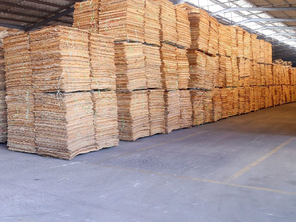 Склад шпона под крышей