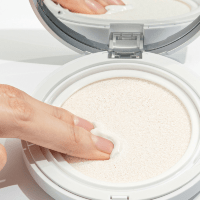 Mary&May Vegan Niacinamide Panthenol Sun Cushion SPF50+ PA++++ - Осветляющий солнцезащитный кушон 25гр.