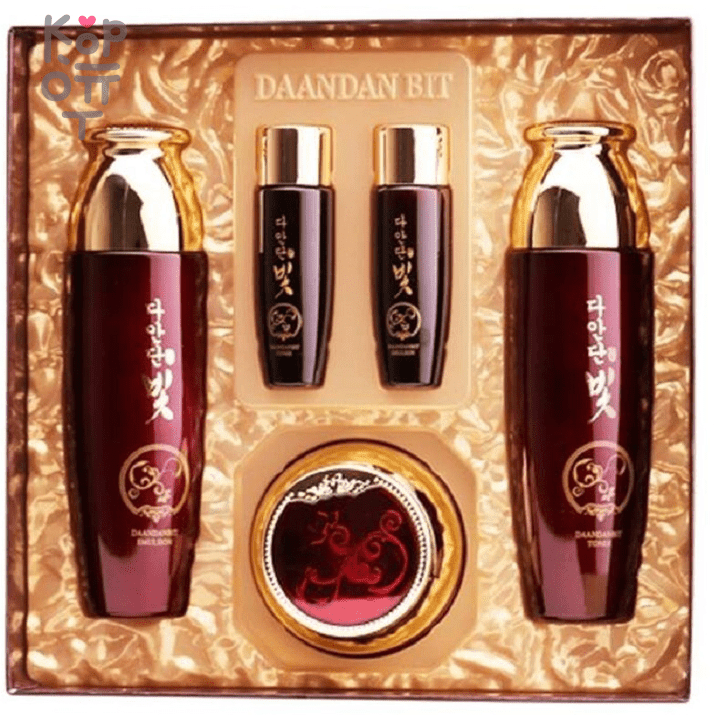 Daandan Premium Hanbang 3 Set - Набор для ухода за кожей на основе стволовых клеток  (тонер, эмульсия, крем).  Крем Daandan Premium Hanbang Set — уходовое средство для регулярного использования; в товаре выделяются: гиалуроновая кислота и женьшень. В КорОпт можно подобрать свежие приходы азиатской косметики с хорошим остаточным сроком годности и собрать заявку по средствам регулярного ухода.