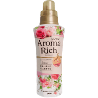 ​Lion Soflan Aroma Rich Diana - Кондиционер для белья с нежным женским ароматом, нежно окутывающим чистую английскую розу тонкой пудровой сладостью.