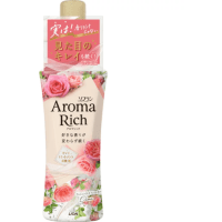 ​Lion Soflan Aroma Rich Diana - Кондиционер для белья с нежным женским ароматом, нежно окутывающим чистую английскую розу тонкой пудровой сладостью.