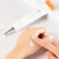 Jigott Daily Real Cica Eye Cream Ежедневный крем для век с экстрактом центеллы азиатской 50мл.