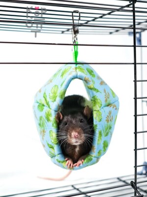 Гамак подвесной из фетра Bambini Pets "Мяч регби" для грызунов и хорьков 18*13*13 см