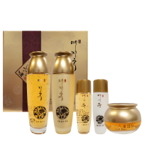 Bergamo Yezihu Gold Skin Care Set 3pc Set - Набор средств с золотом и экстрактом красного женьшеня 150 мл+150 мл+50 г+30 мл+30 мл