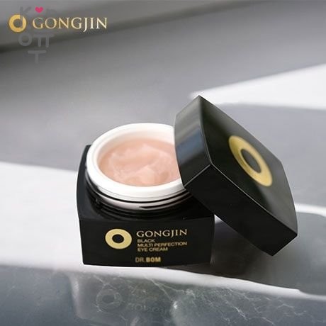 DR.BOM GONGJIN BLACK DEEP MOISTURE EYE CREAM  Интенсивно увлажняющий крем для век 30мл. Для всех типов кожи, купить с доставкой на дом Легкая текстура хорошо наносится и быстро впитывается. Уникальный состав содержит 18 из 22 незаменимых аминокислот, полученных путем экстракции из молодых рогов марала. 