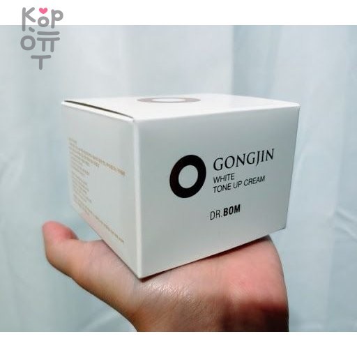 DR.BOM GONGJIN WHITE TONE UP CREAM Выравнивающий тон кожи крем для лица 50мл. Для всех типов кожи, купить с доставкой на дом Мягкая, густая формула крема из концентрированного экстракта пиона, золотистой жимолости, и цветков апельсина, а также витаминов C и G, интенсивно выравнивает цвет лица, избавляет от жирного блеска и покраснений, оставляя кожу чистой, увлажненной и сияющей.